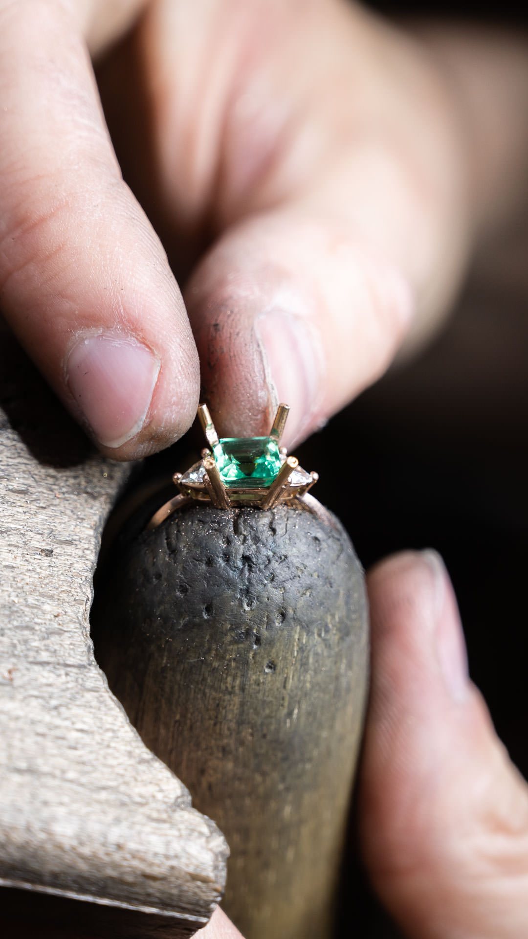 Engastador trabajando en un anillo de esmeralda, en el banco de trabajo — Bonnot Paris