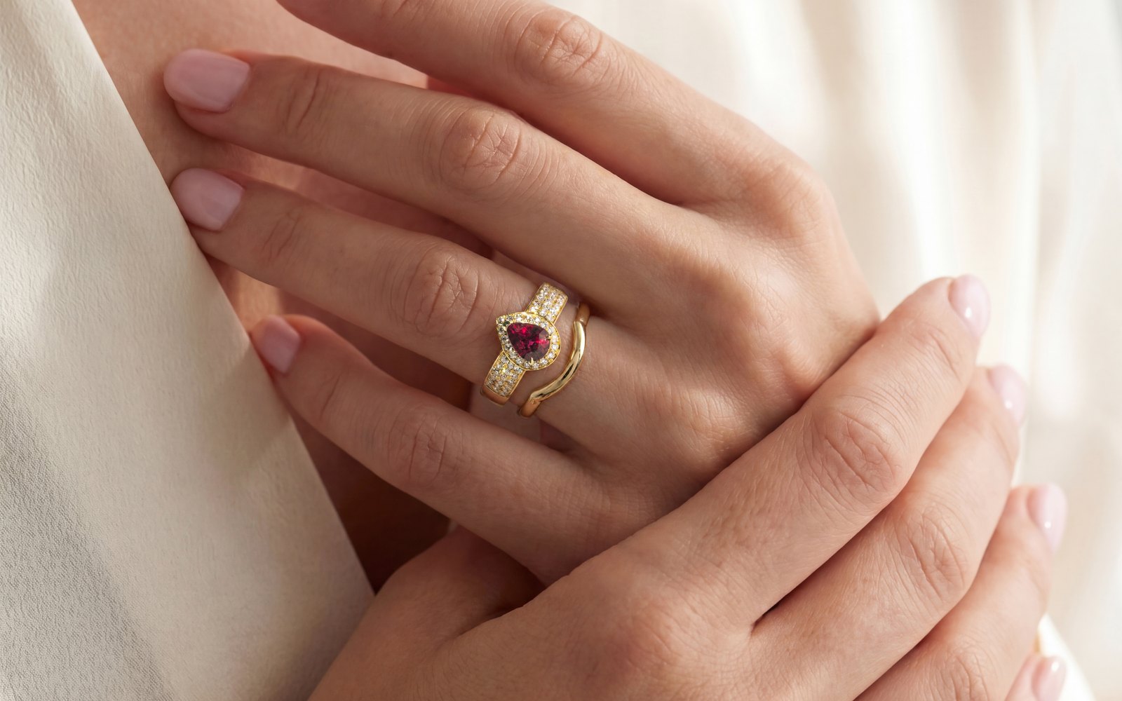 Anello di fidanzamento e fede nuziale curva indossati insieme all’anulare — Bonnot Paris