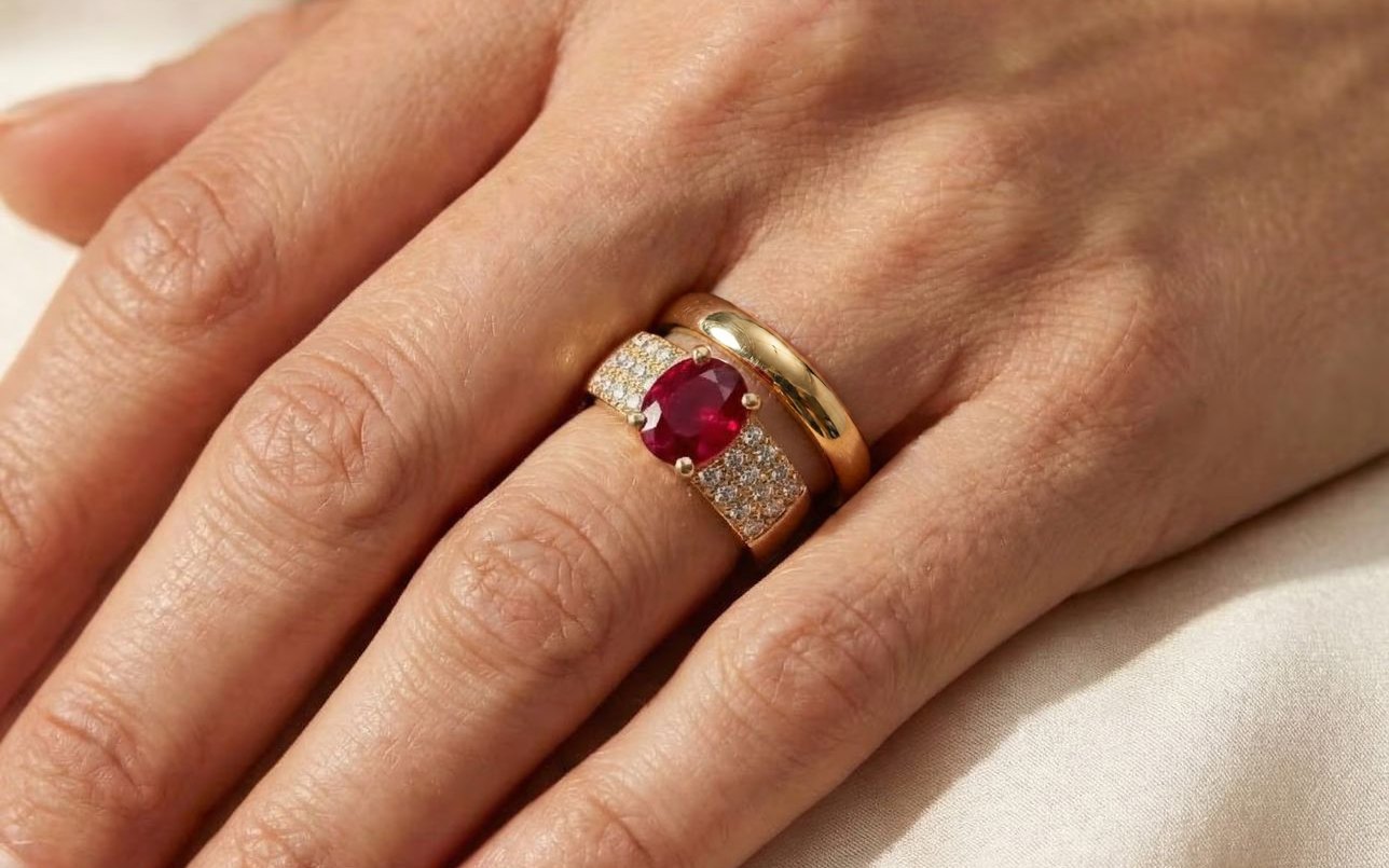 Fede nuziale dritta indossata con un anello di fidanzamento con pietra montata alta — Bonnot Paris
