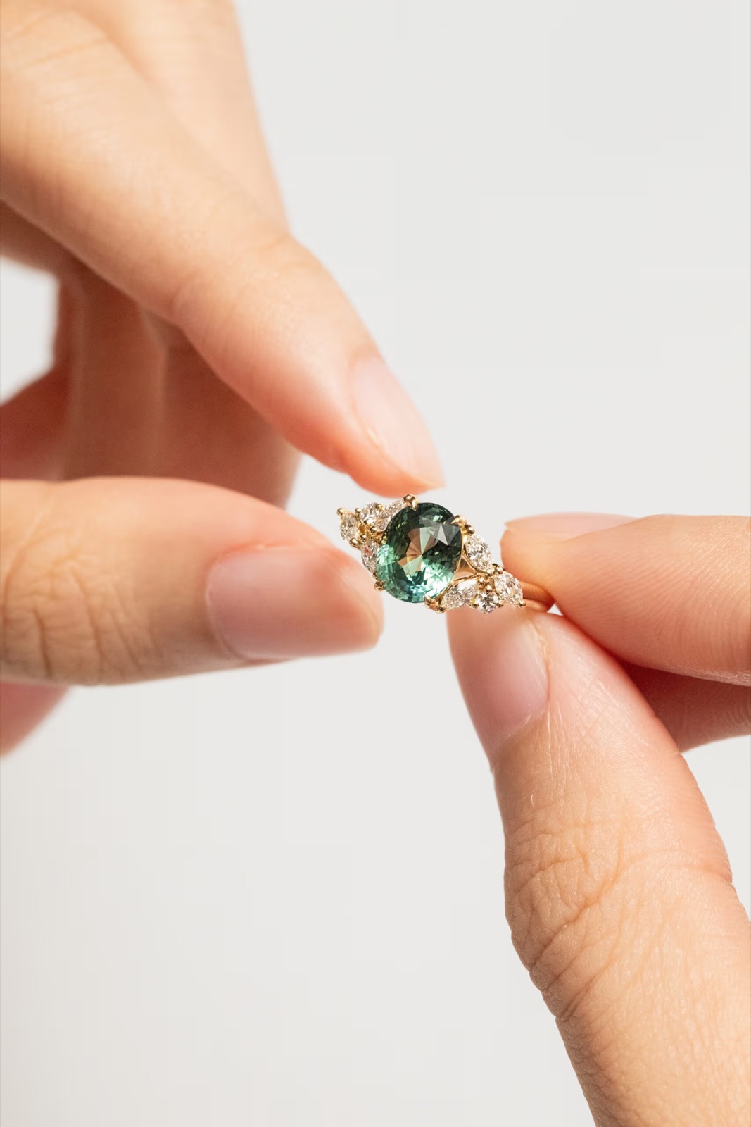 Bague de fiançailles florale, saphir teal cerné de diamants marquises en or jaune — Bonnot Paris